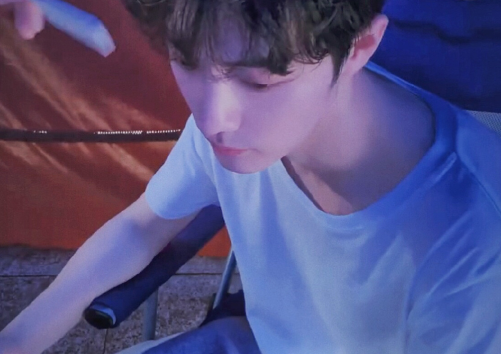 最美逆行者|肖战外表少年灵气未变，更博发存货无意中“剧透”，用代言产品拍剧太称职