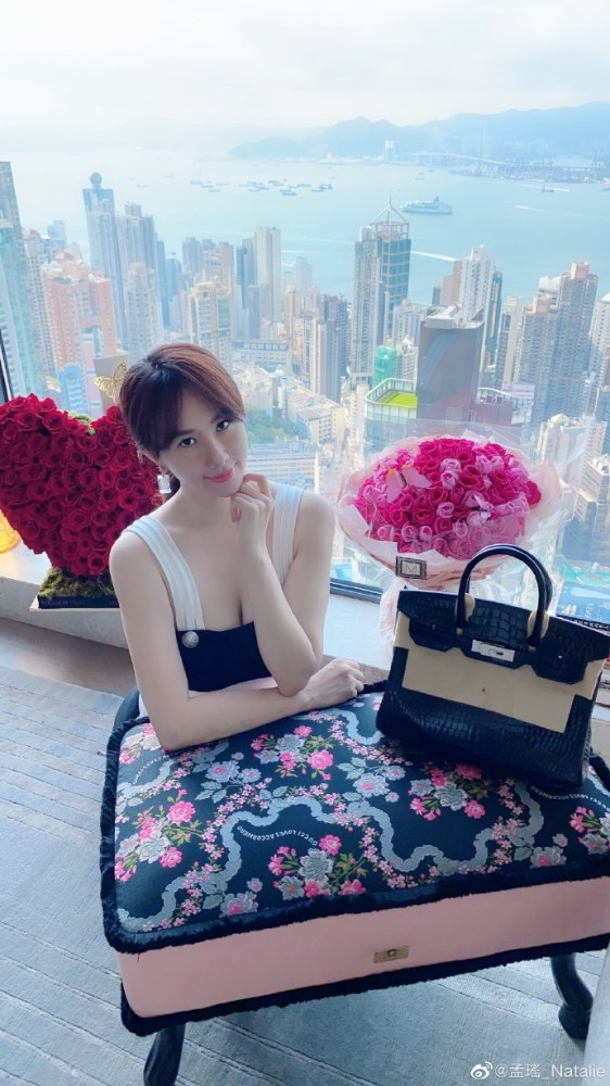 晶女郎|“晶女郎”孟瑶宣布与富豪离婚：2019年离婚，并共同抚养儿子