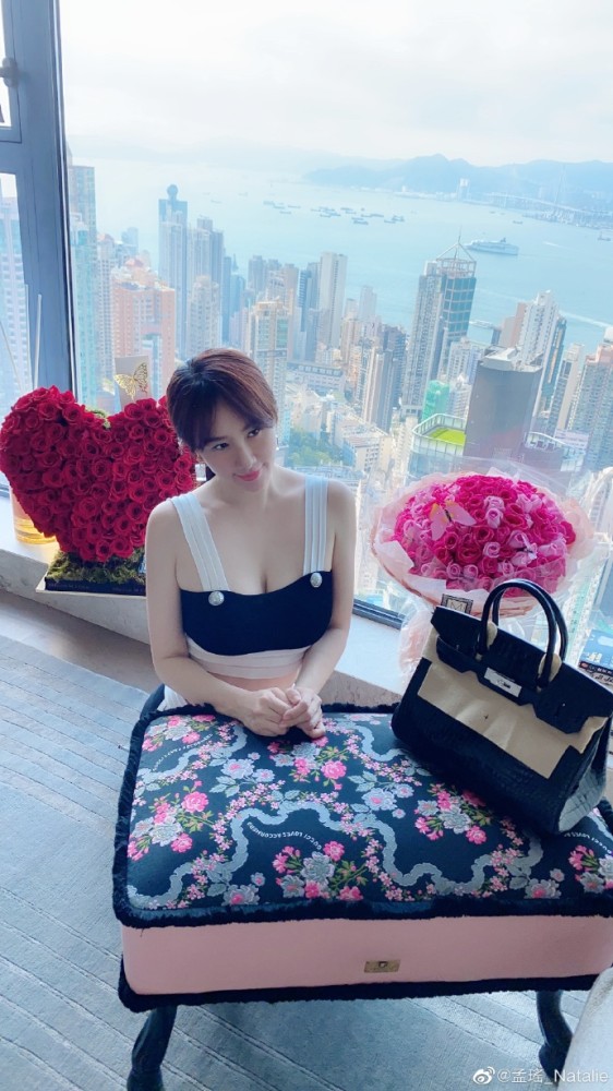 晶女郎|“晶女郎”孟瑶宣布与富豪离婚：2019年离婚，并共同抚养儿子