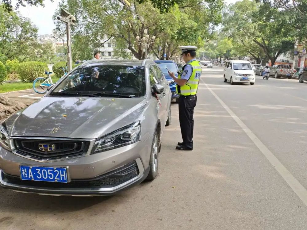 崇左交警cue到违法停车驾驶人:请规范停车!