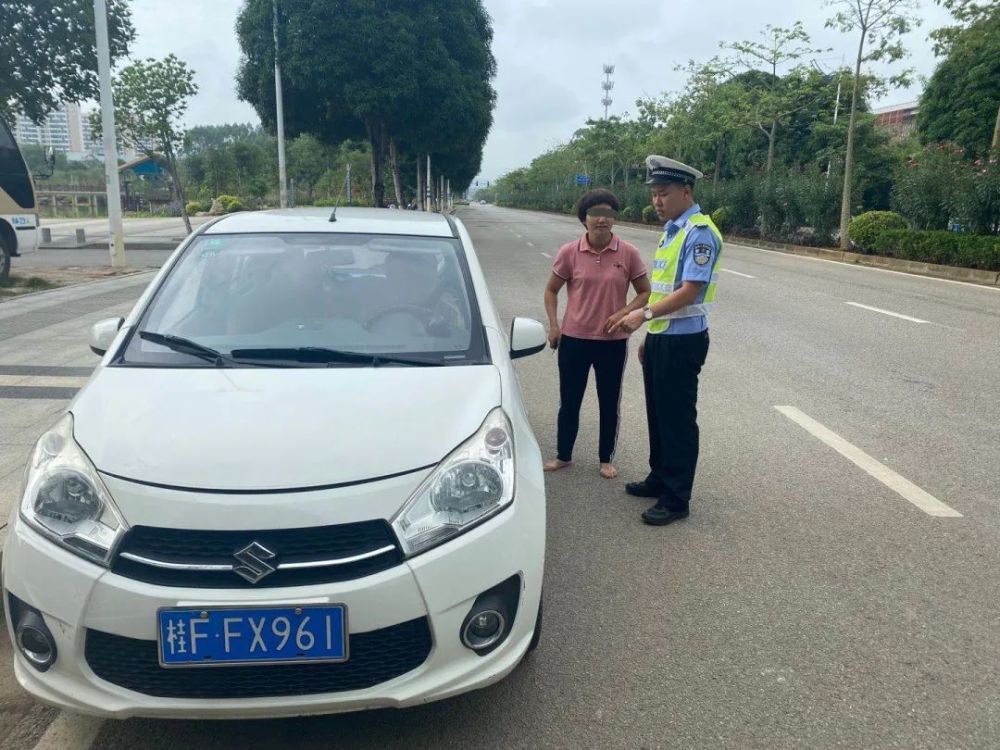 崇左交警cue到违法停车驾驶人:请规范停车!