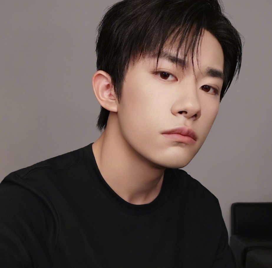 易烊千玺|易烊千玺被嘲身高矮，身高不足170？粉丝用真实生图回应质疑