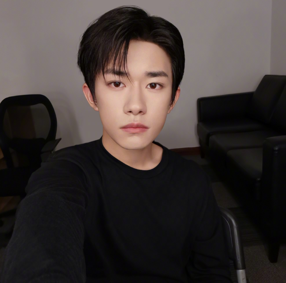 易烊千玺|易烊千玺被嘲身高矮，身高不足170？粉丝用真实生图回应质疑