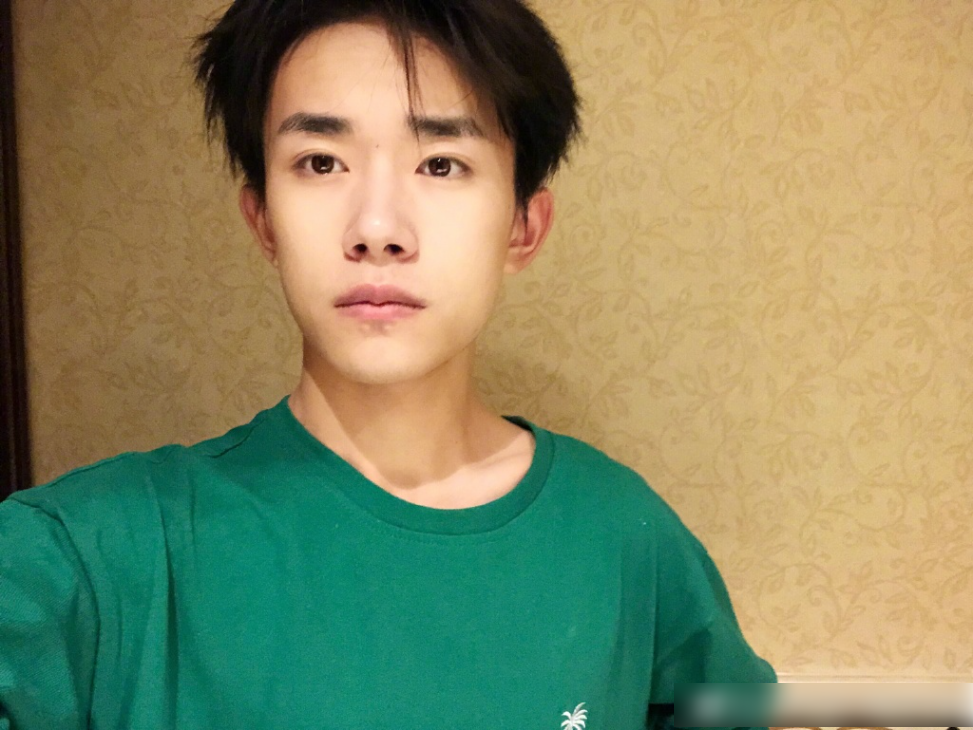 易烊千玺|易烊千玺被嘲身高矮，身高不足170？粉丝用真实生图回应质疑