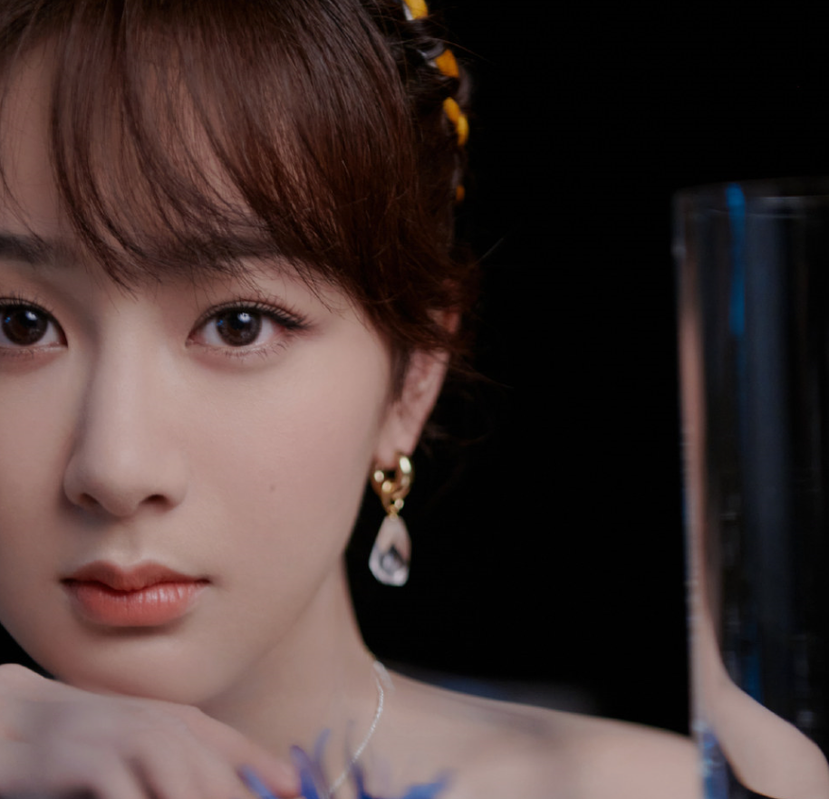 杨紫|杨紫同学聚会合照公开，离开七级美颜，这素颜我没眼花吧？