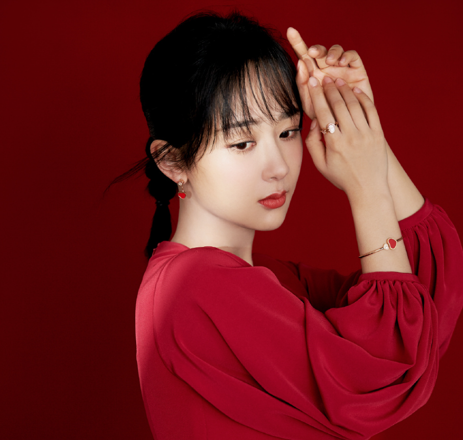 杨紫|杨紫同学聚会合照公开，离开七级美颜，这素颜我没眼花吧？