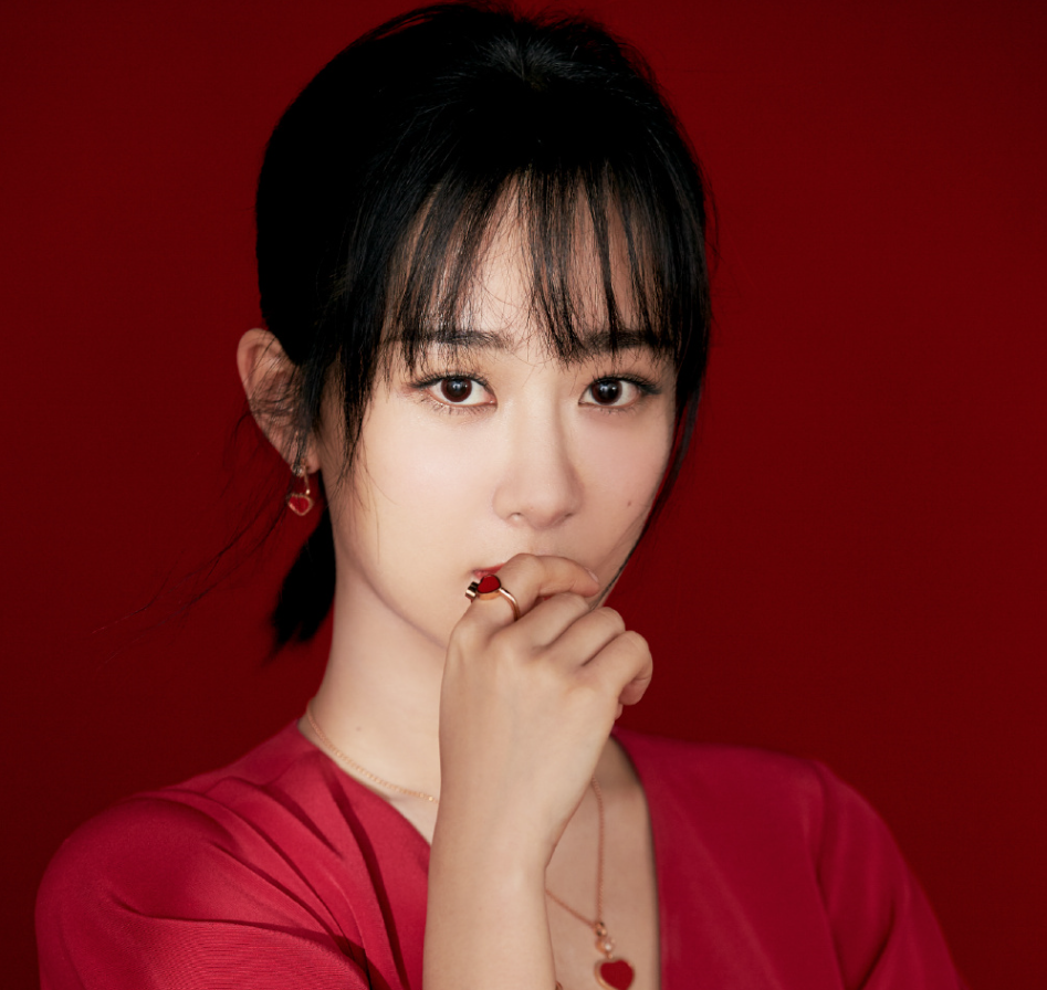 杨紫|杨紫同学聚会合照公开，离开七级美颜，这素颜我没眼花吧？