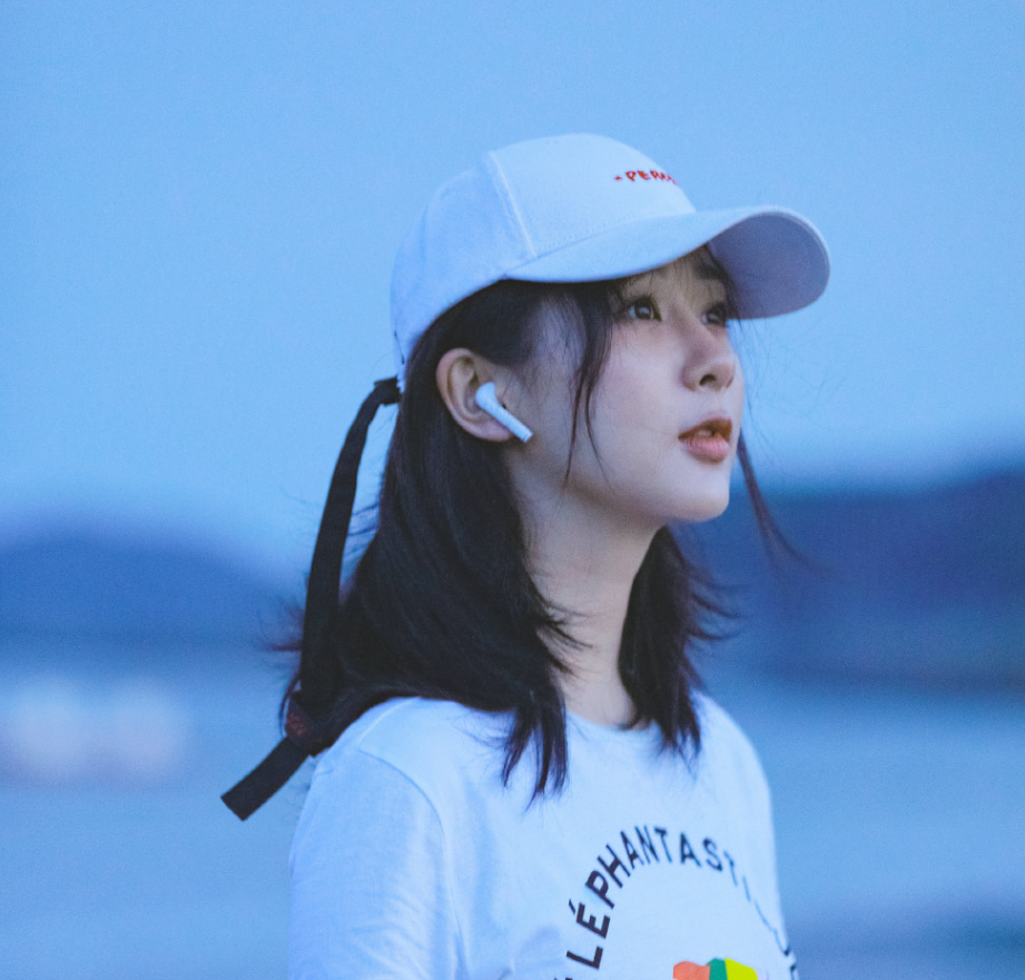 杨紫|杨紫同学聚会合照公开，离开七级美颜，这素颜我没眼花吧？