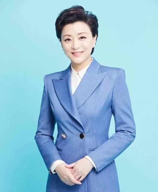 杨澜老了也发福孔雀绿褶皱礼服勒出腹部赘肉连气质都拉低不少