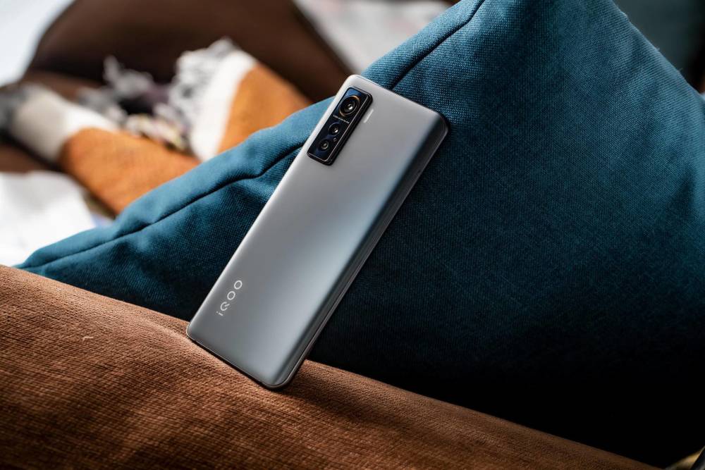 iqoo 5图赏:极具科技感的设计下,蕴含十足动力_腾讯新闻