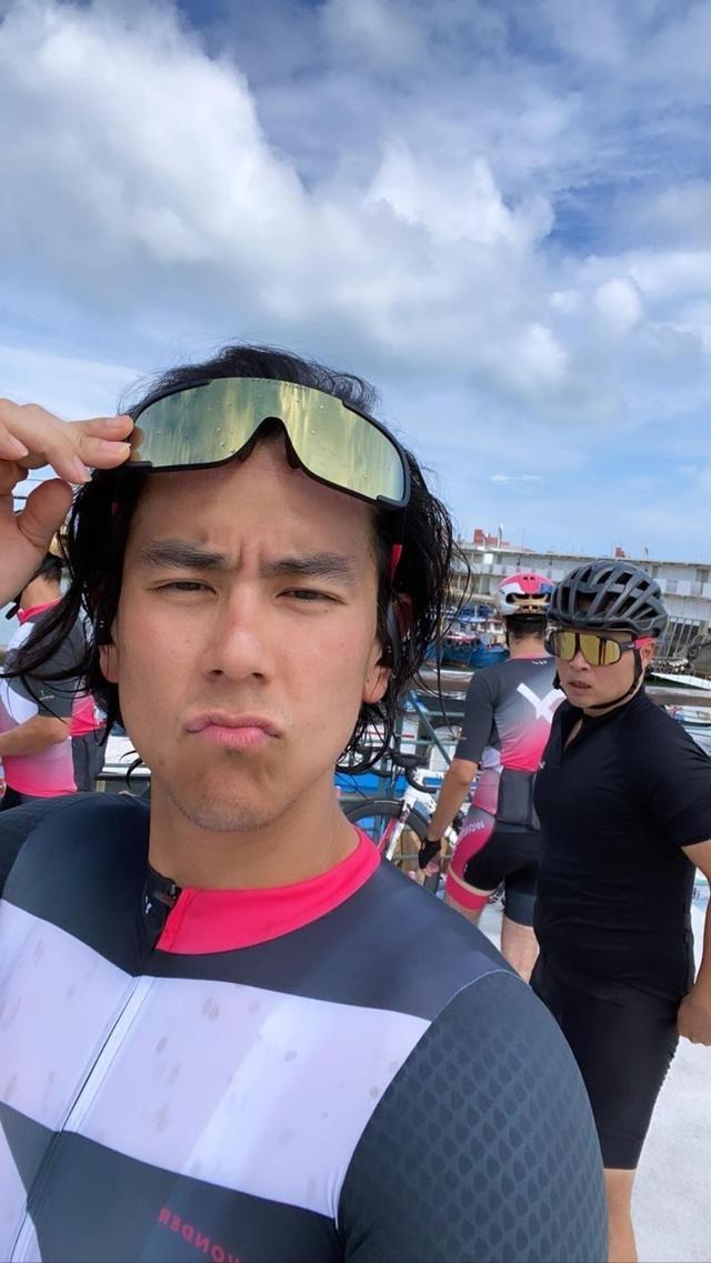 38岁彭于晏晒自拍头发凌乱胡子拉碴却获赞有梁家辉的影子