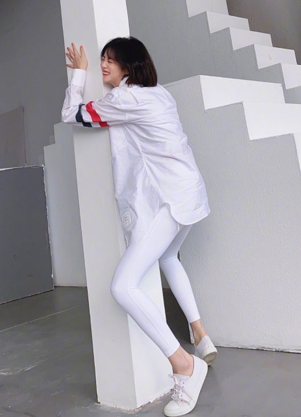 李溪芮的私服还是蛮休闲的,身材高挑的她怎么穿都好看,好比如这一身一