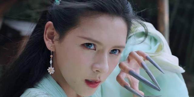 《琉璃》玲珑出演的电影,广受好评,裙装配色都为其助力