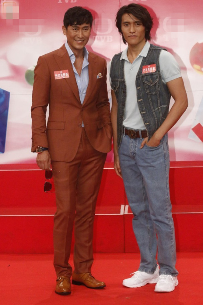 52岁马德钟与儿子首次合作拍剧22岁爱子身高超1米85神似蓝正龙