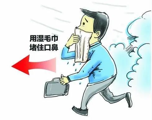 火灾烟气一旦吸入易引起呼吸系统烫伤或中毒,因此疏散时应用湿毛巾