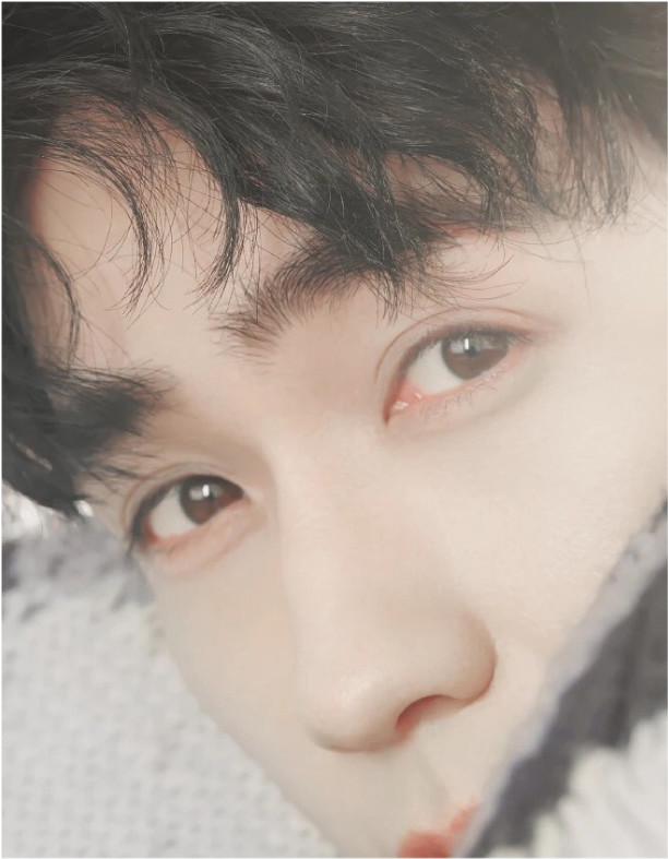 所以既有桃花眼的勾人,又有下垂眼的无辜;朱一龙的眼睛前半部是桃花眼