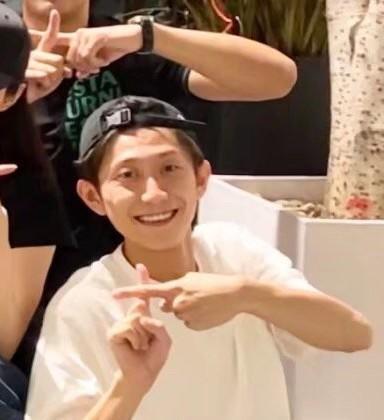 杨紫|张一山参加同学聚会，杨紫消瘦严重疑减肥过度，俊男美女各个亮眼