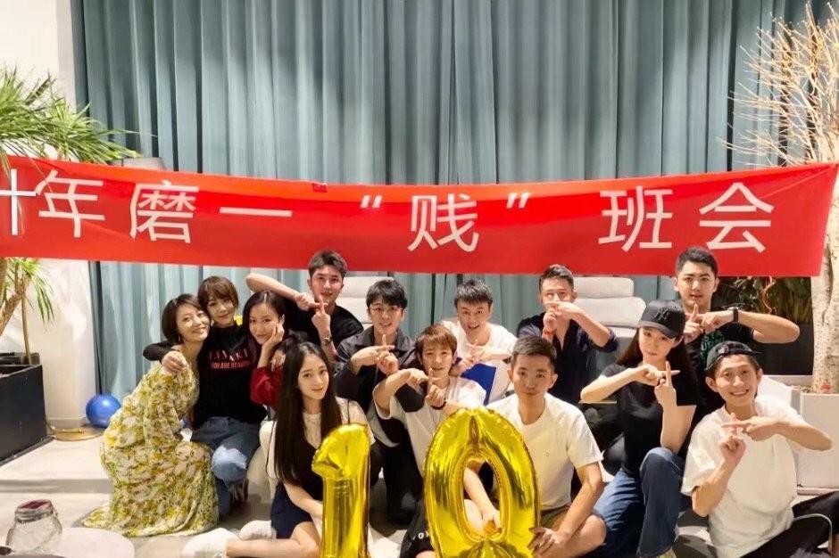 杨紫|张一山参加同学聚会，杨紫消瘦严重疑减肥过度，俊男美女各个亮眼