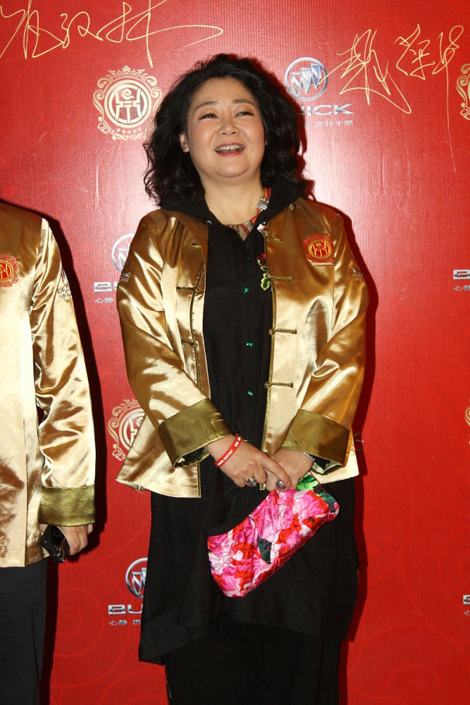 萨日娜胖的真有韵味穿丝绸外套配黑衣黑裤金色唐装好华贵