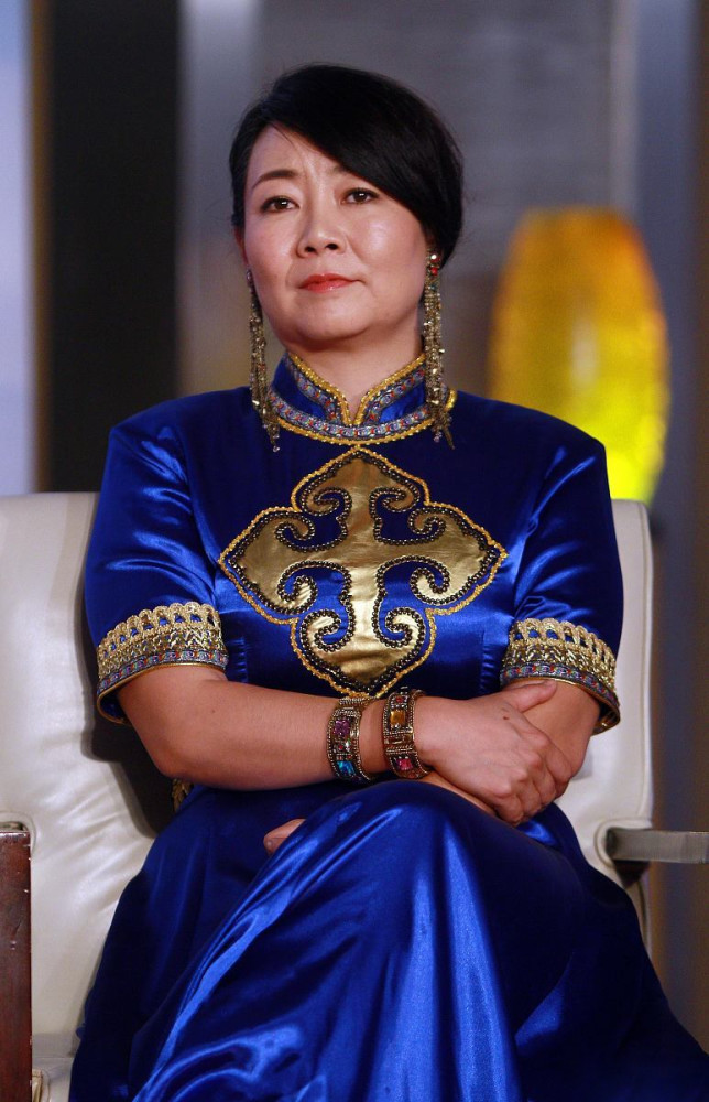 萨日娜胖的真有韵味穿丝绸外套配黑衣黑裤金色唐装好华贵