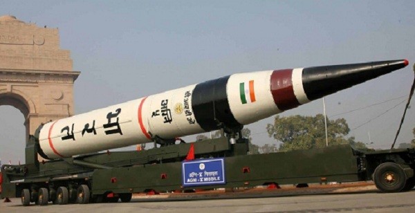 报道中提到,测试当天上午,一枚烈火导弹突然从测试场飞出,然后将"高超