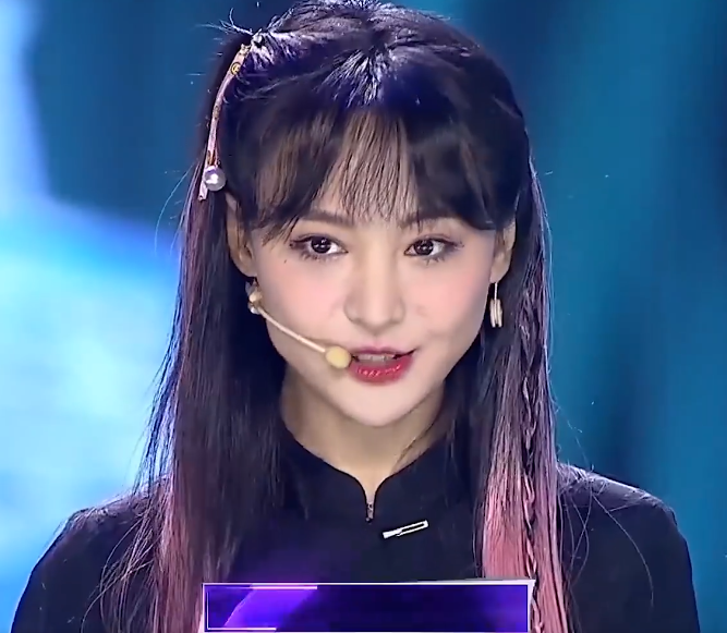 郑爽|郑爽现身名人赛直播，黑色装扮依旧不失少女感，像极了电竞少女