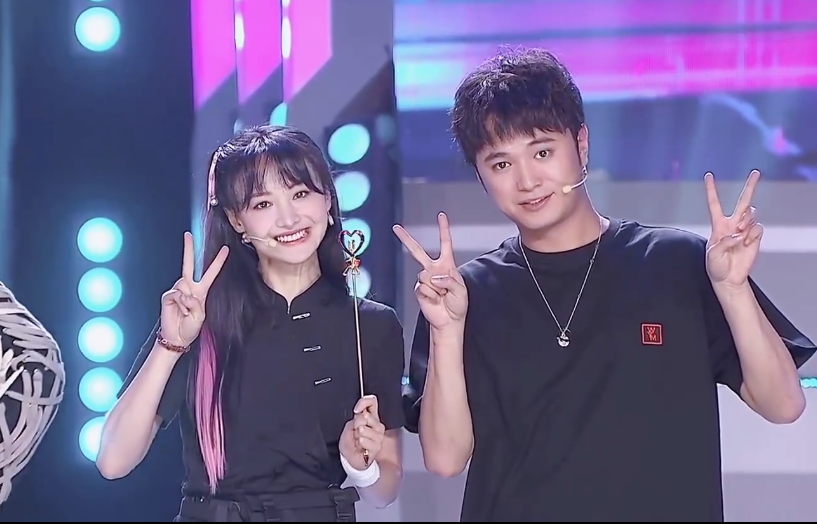 郑爽|郑爽现身名人赛直播，黑色装扮依旧不失少女感，像极了电竞少女