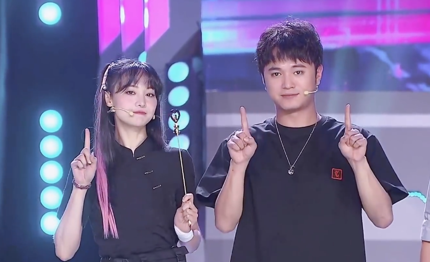 郑爽|郑爽现身名人赛直播，黑色装扮依旧不失少女感，像极了电竞少女