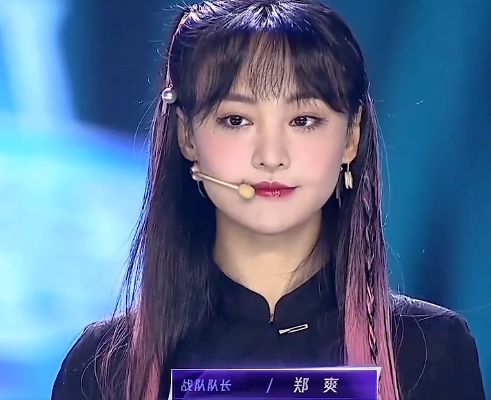 郑爽|郑爽现身名人赛直播，黑色装扮依旧不失少女感，像极了电竞少女