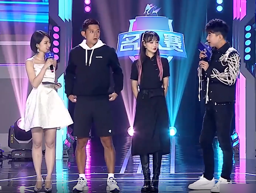 郑爽|郑爽现身名人赛直播，黑色装扮依旧不失少女感，像极了电竞少女