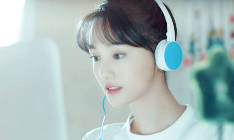 郑爽|郑爽现身名人赛直播，黑色装扮依旧不失少女感，像极了电竞少女