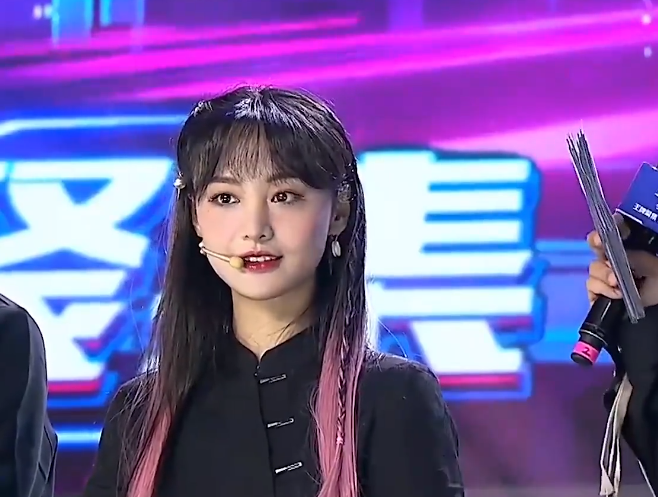 郑爽|郑爽现身名人赛直播，黑色装扮依旧不失少女感，像极了电竞少女