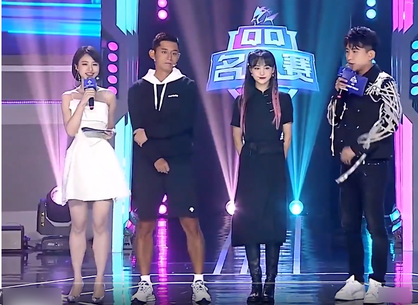 郑爽|郑爽现身名人赛直播，黑色装扮依旧不失少女感，像极了电竞少女