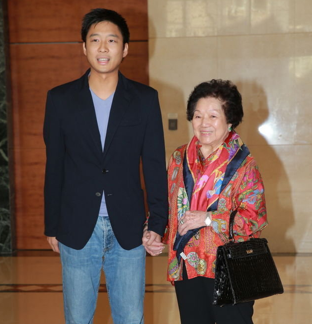 吕燕妮|霍英东正房97岁去世，三房太太中她最低调，儿孙独占家族事业