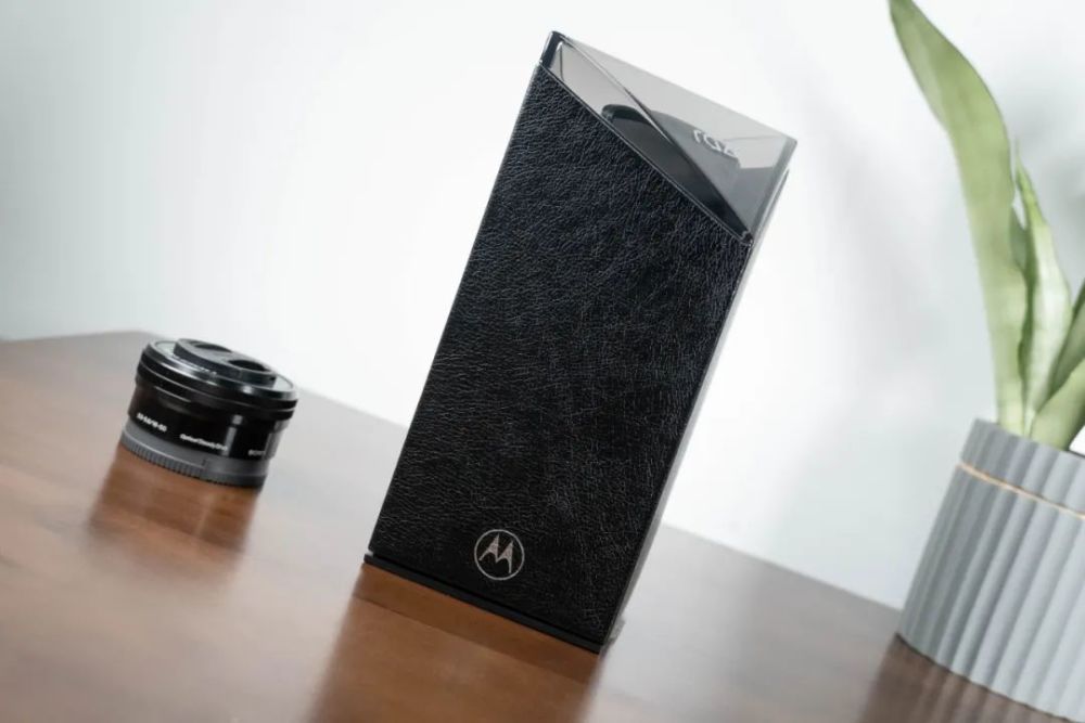 摩托罗拉razr5g刀锋手机上手旧世界的残党登上了回归的船