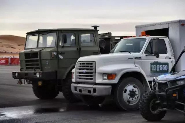 同样还可以看到一些 超级跑车以及暴力改装的 军用汽车.