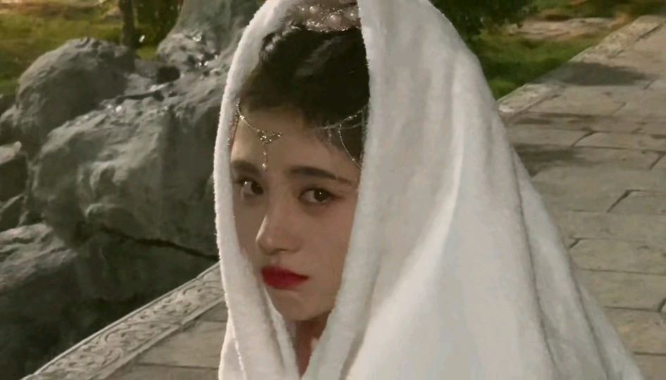 鞠婧祎|鞠婧祎晒新剧cos“玉兔精”，网友反映太真实，“花瓶”翻身成功？