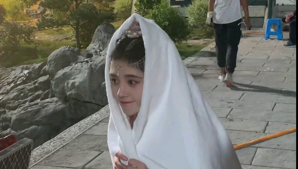 鞠婧祎|鞠婧祎晒新剧cos“玉兔精”，网友反映太真实，“花瓶”翻身成功？