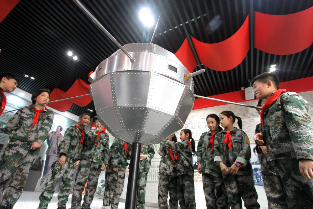 东方红一号卫星|东方红一号卫星没有燃料，为什么能飞整整50年，它会回归地球吗？