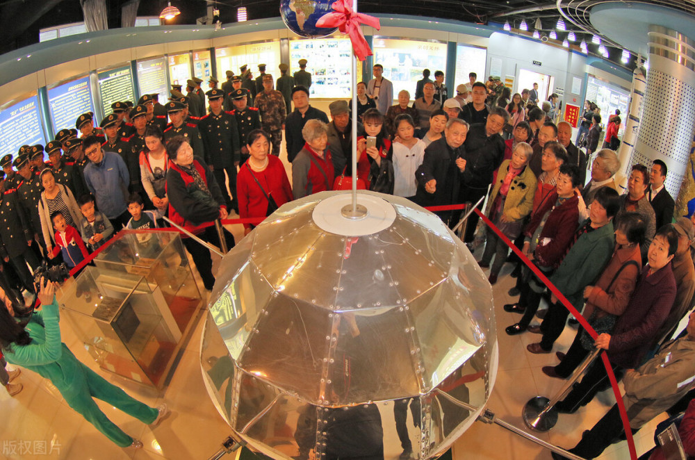 东方红一号卫星|东方红一号卫星没有燃料，为什么能飞整整50年，它会回归地球吗？