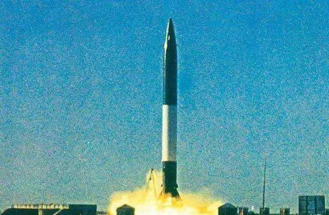 东方红一号卫星|东方红一号卫星没有燃料，为什么能飞整整50年，它会回归地球吗？