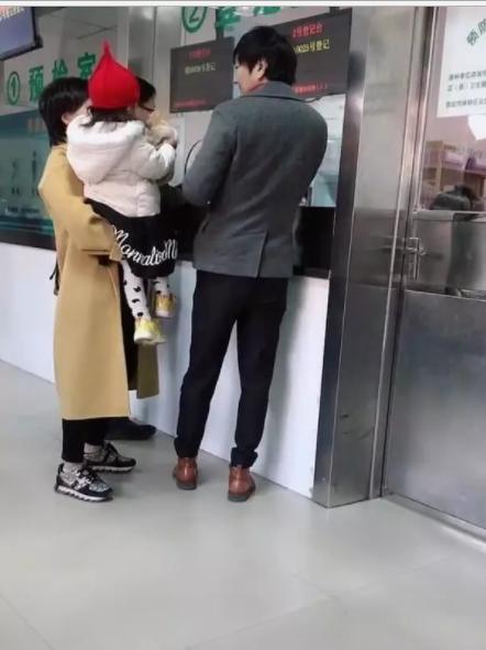 王大治|王大治被曝与妻女街头吃饭，脚踩拖鞋翘二郎腿，被拍后赶忙挡脸