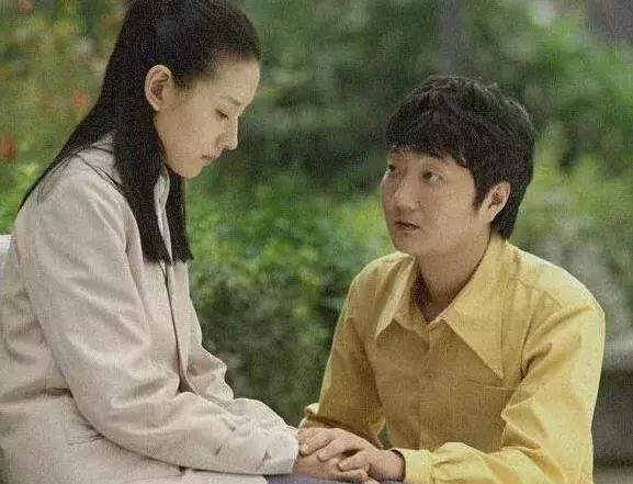王大治|王大治被曝与妻女街头吃饭，脚踩拖鞋翘二郎腿，被拍后赶忙挡脸