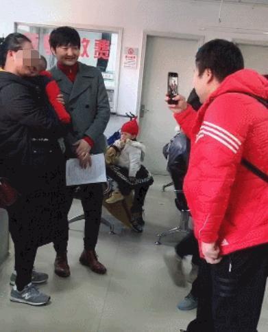 王大治|王大治被曝与妻女街头吃饭，脚踩拖鞋翘二郎腿，被拍后赶忙挡脸