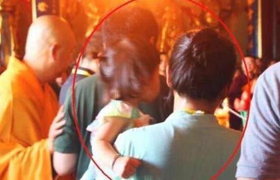 王大治|王大治被曝与妻女街头吃饭，脚踩拖鞋翘二郎腿，被拍后赶忙挡脸