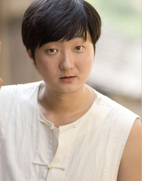 王大治|王大治被曝与妻女街头吃饭，脚踩拖鞋翘二郎腿，被拍后赶忙挡脸