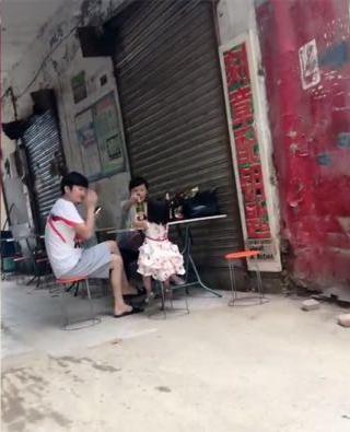 王大治|王大治被曝与妻女街头吃饭，脚踩拖鞋翘二郎腿，被拍后赶忙挡脸