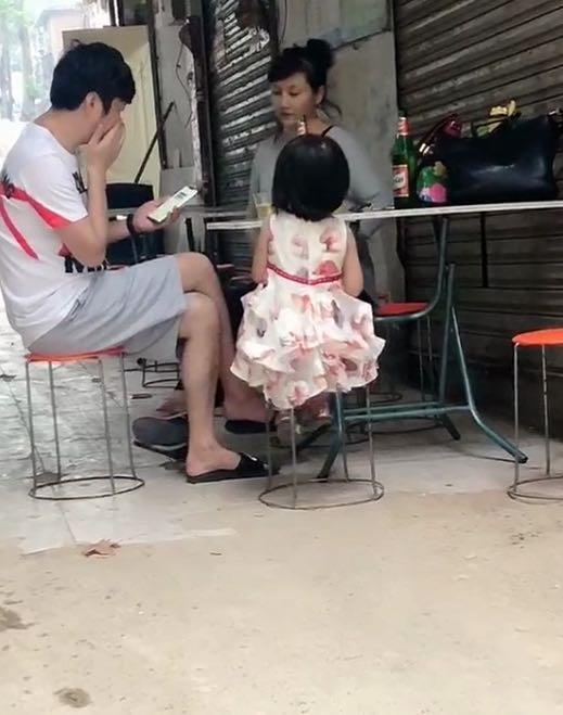 王大治|王大治被曝与妻女街头吃饭，脚踩拖鞋翘二郎腿，被拍后赶忙挡脸