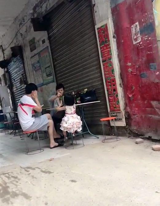 王大治|王大治被曝与妻女街头吃饭，脚踩拖鞋翘二郎腿，被拍后赶忙挡脸