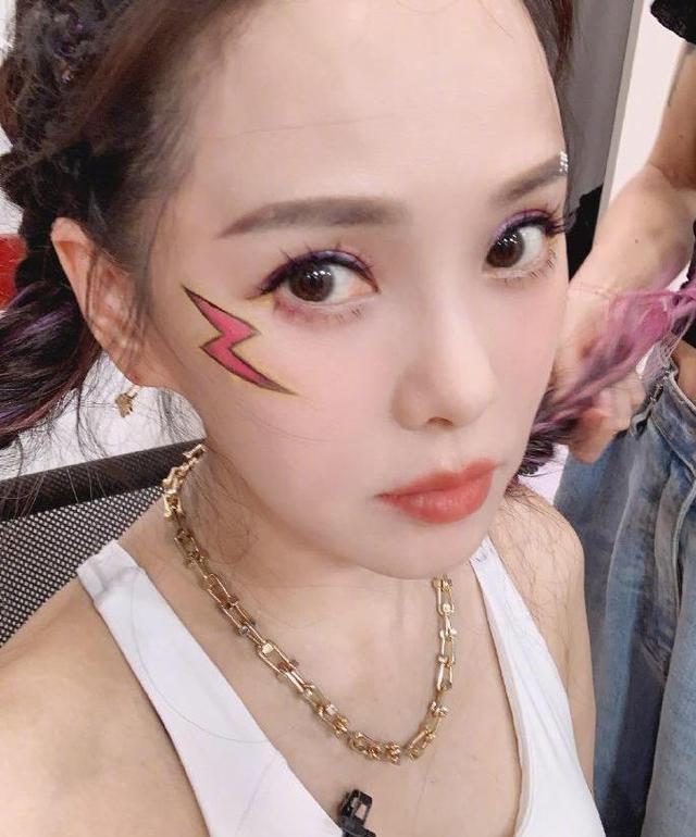 伊能静|伊能静晒18张自拍美照，舞台妆十分耀眼，预告将写万字毕业感言